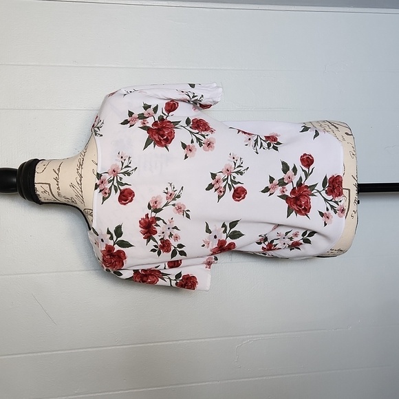 Kendall and Kylie crop floral lace up vneck blouse size medium - Picture 4 of 9